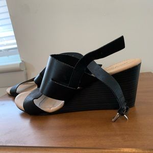 Black deluxe comfort wedges